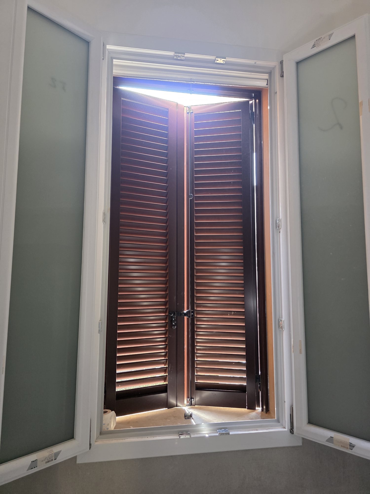 Persiana lamellare in alluminio con finitura effetto legno