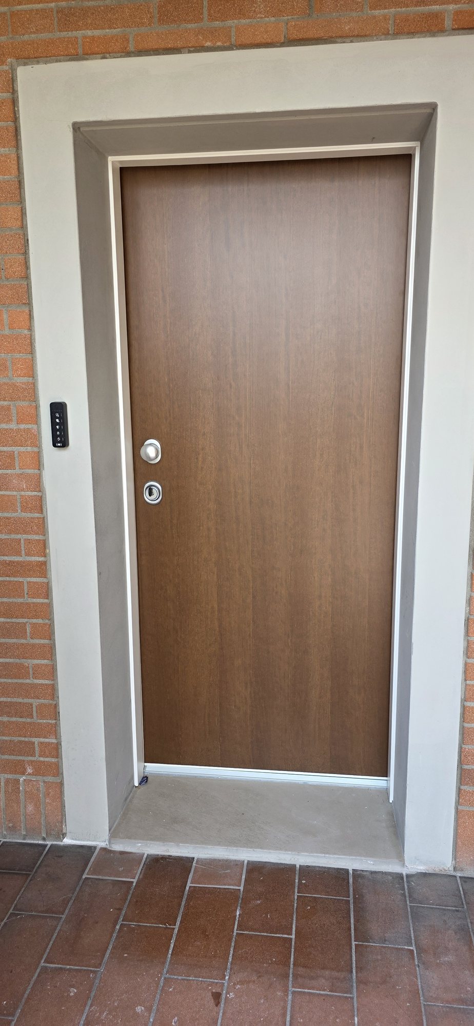 Porta blindata installata con pannello effetto legno