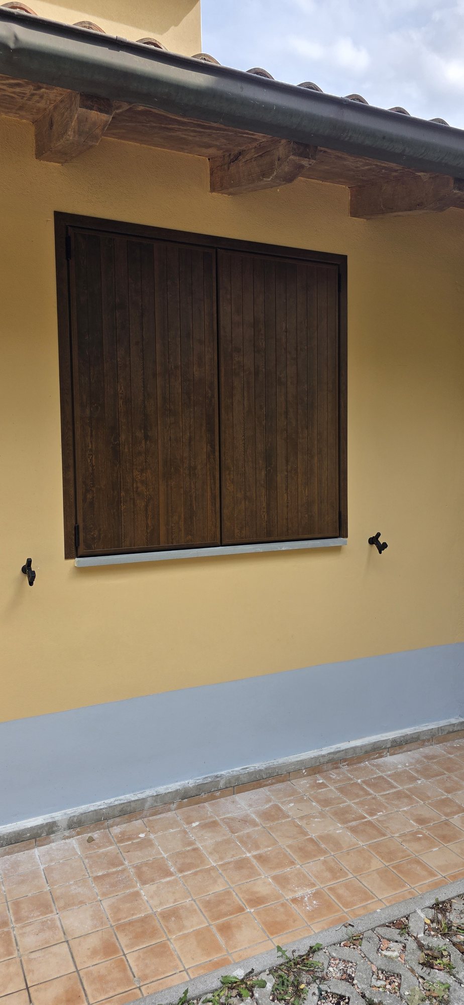 Scuro a pannello pieno con finitura effetto legno