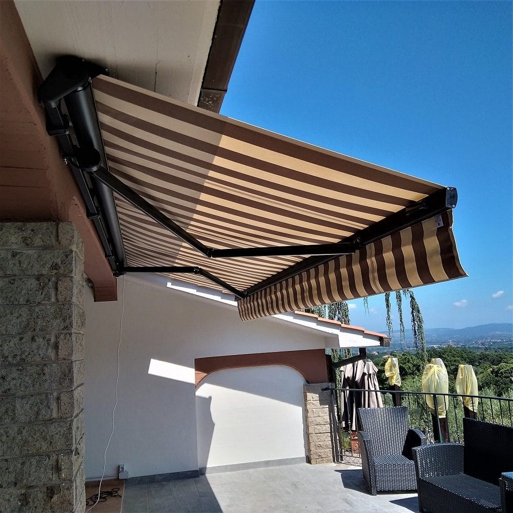 Tenda da sole a bracci con tessuto a righe
